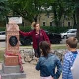 Eine Führung zum Grabstein von Louis Riel auf dem Friedhof der Saint-Boniface Cathedrale in Winnipeg