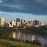 Das Bild zeigt die Innenstadt von Edmonton, Alberta, und das River Valley bei Tageslicht