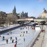 Menschen betreiben Ice Skating auf dem zugefrorenen Rideau Canal in Ottawa, Ontario.