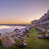 Das Quarterdeck Resort, Summerville ist abgebildet, mit einer Grünfläche welche die Villen vom Strand trennt. 