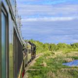 Ein historischer Zug fährt durch die Landschaft Saskatchewans