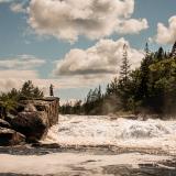 Flusslandschaft mit Wasserfall