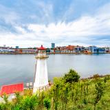 Blick von George Island, Nova Scotia, auf Halifax. Im Bild der Leuchtturm von George Island und die Waterfront von Halifax.