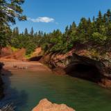 Kajaks in einer Bucht an der Bay of Fundy